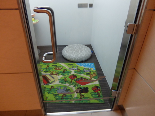 The kids area, although small, included a play mat and a table for colouring.