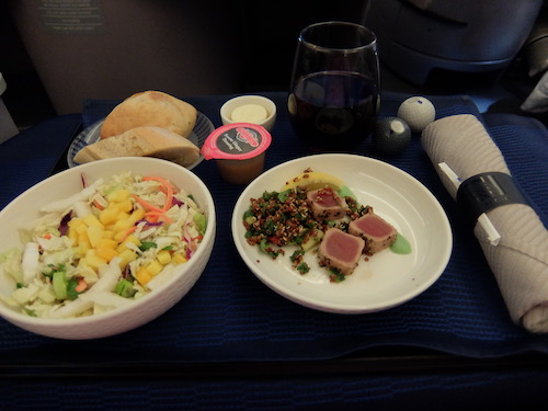 United Airline Business Class inflight meals: Seared Tuna started with kale and Quinoa