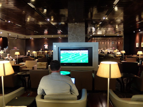 Large screen TV's positioned around the lounge show live sporting and news.
