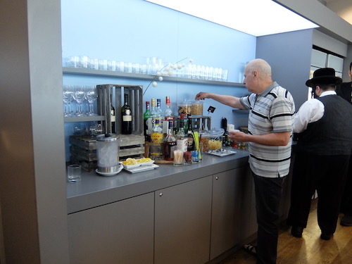Tea & Coffee and snacks on offer in the Austrian Airlines lounge.