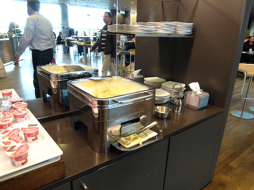 Scrambled eggs served for breakfast in the Lufthansa lounge buffet.