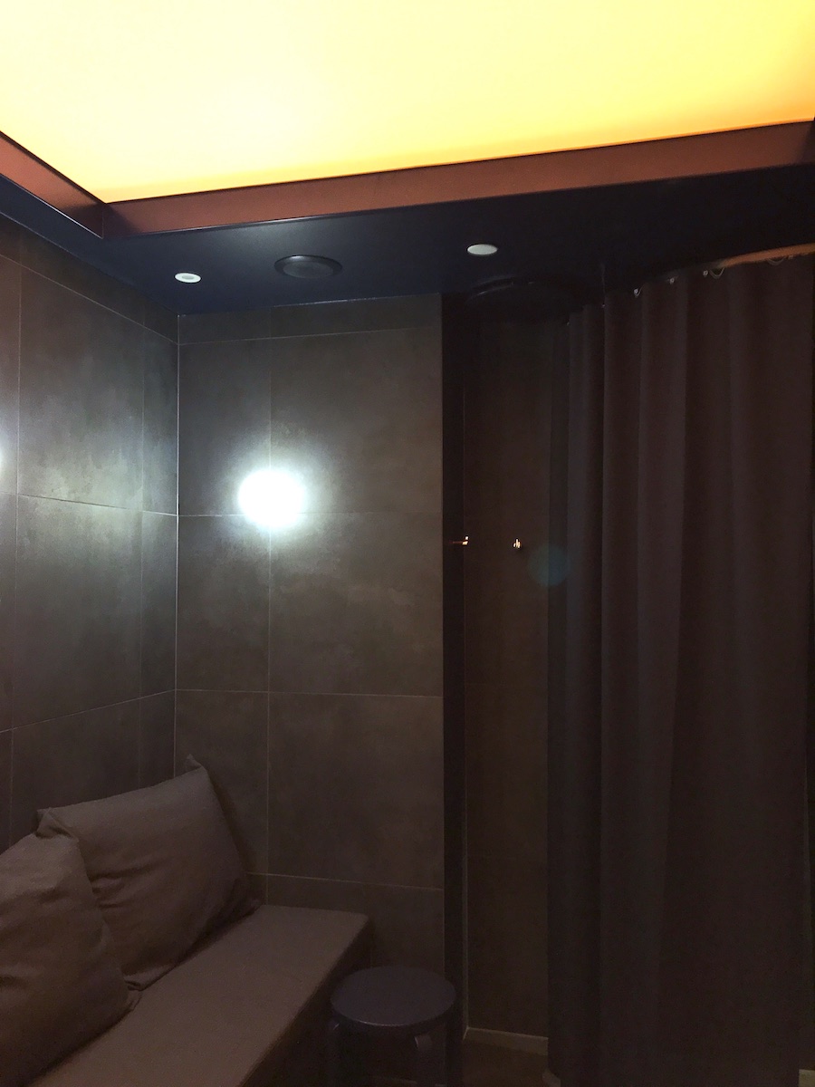 The changing colour of the ceiling reflects outside lighting and is complemented by nature sounds.