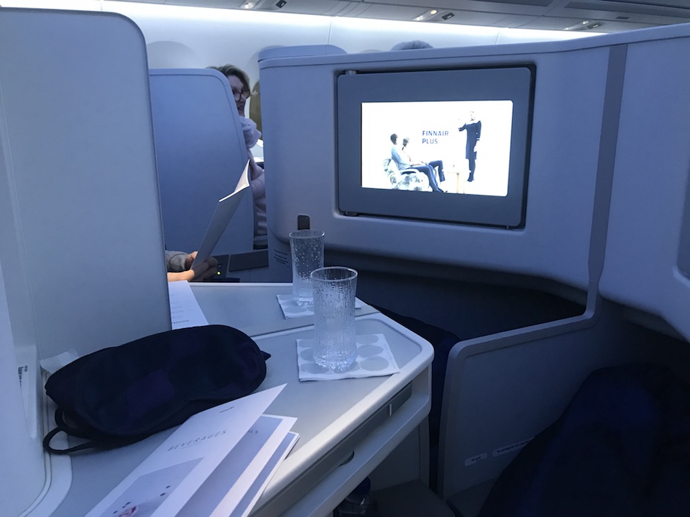 Finnair business class middle seat - Privacy screen