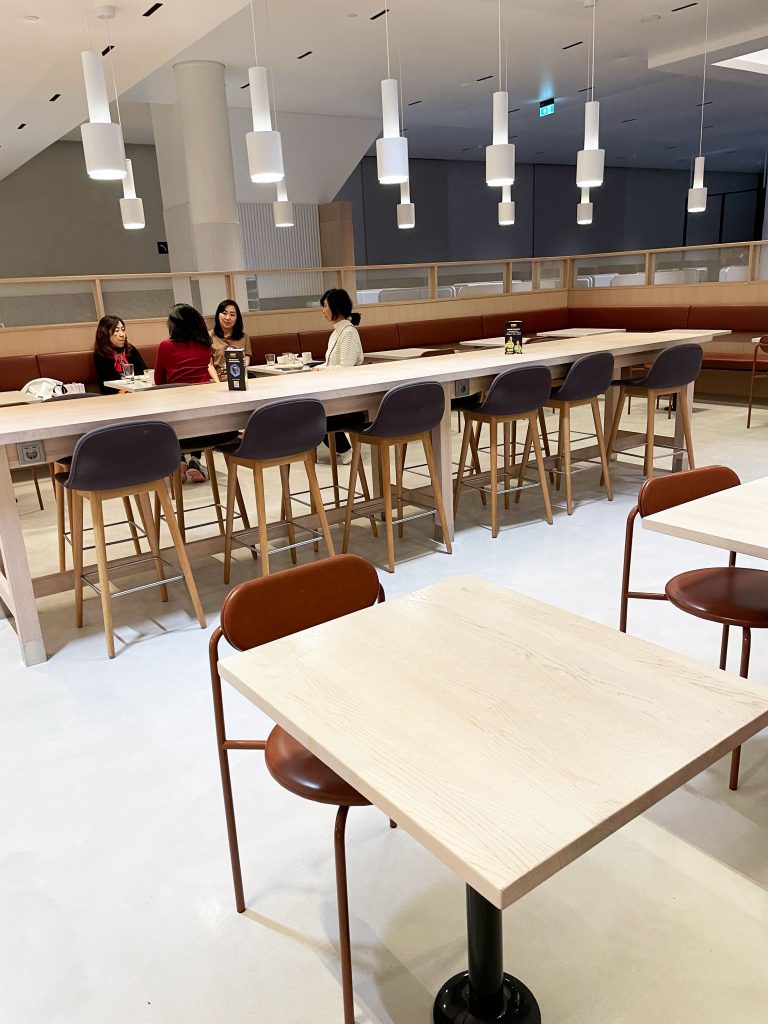 Finnair_business_class_lounge_helsinki_airport