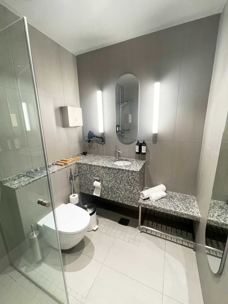 Finnair_business_class_lounge_helsinki_airport