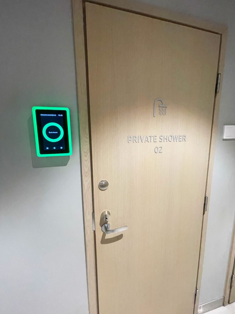 Finnair_business_class_lounge_helsinki_airport