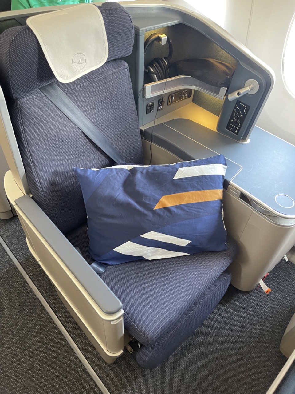 Lufthansa_business_class_airbus_window_seat