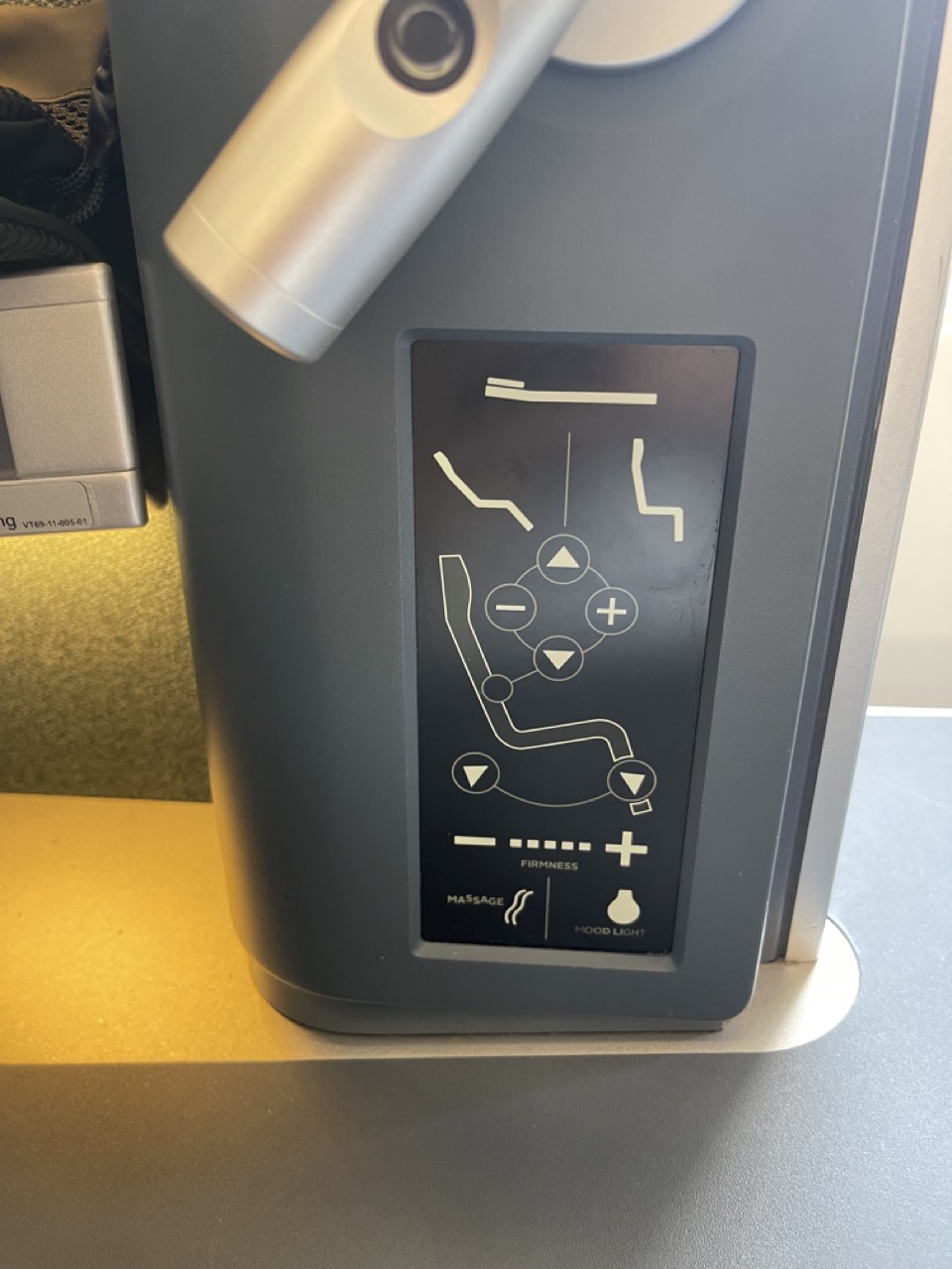 Lufthansa_business_class_airbus_seat_control