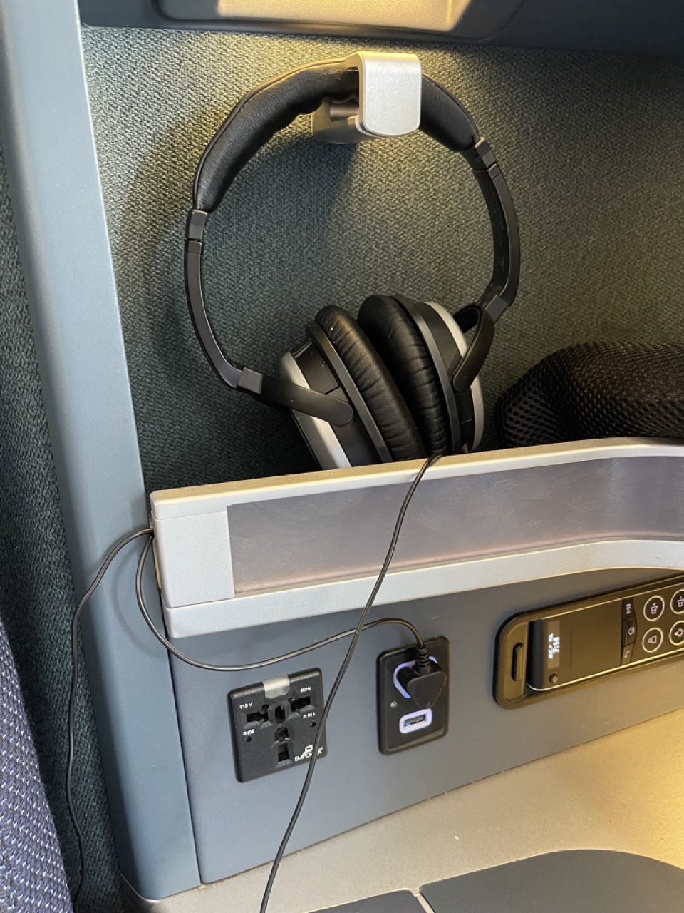 Lufthansa_business_class_airbus_chargin_ports