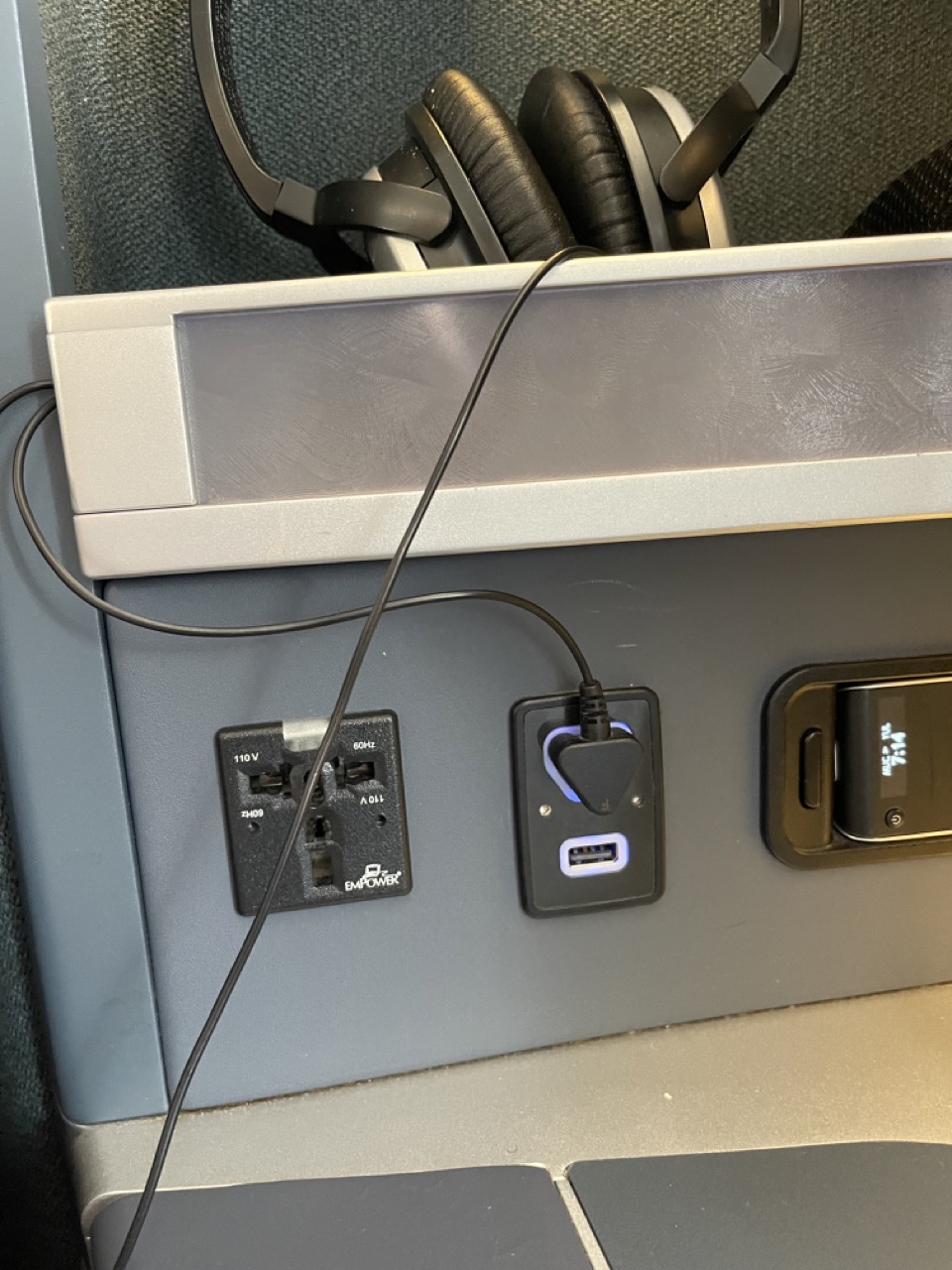 Lufthansa_business_class_airbus_charging_port