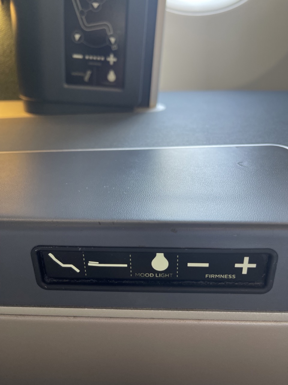 Lufthansa_business_class_airbus_seat_controler