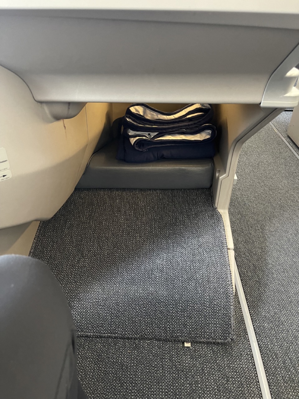Lufthansa_business_class_airbus_footwell
