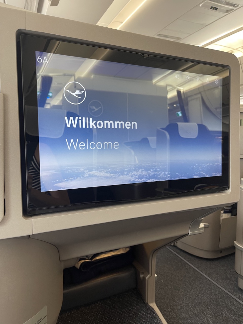 Lufthansa_business_class_airbus_entertainment_screen