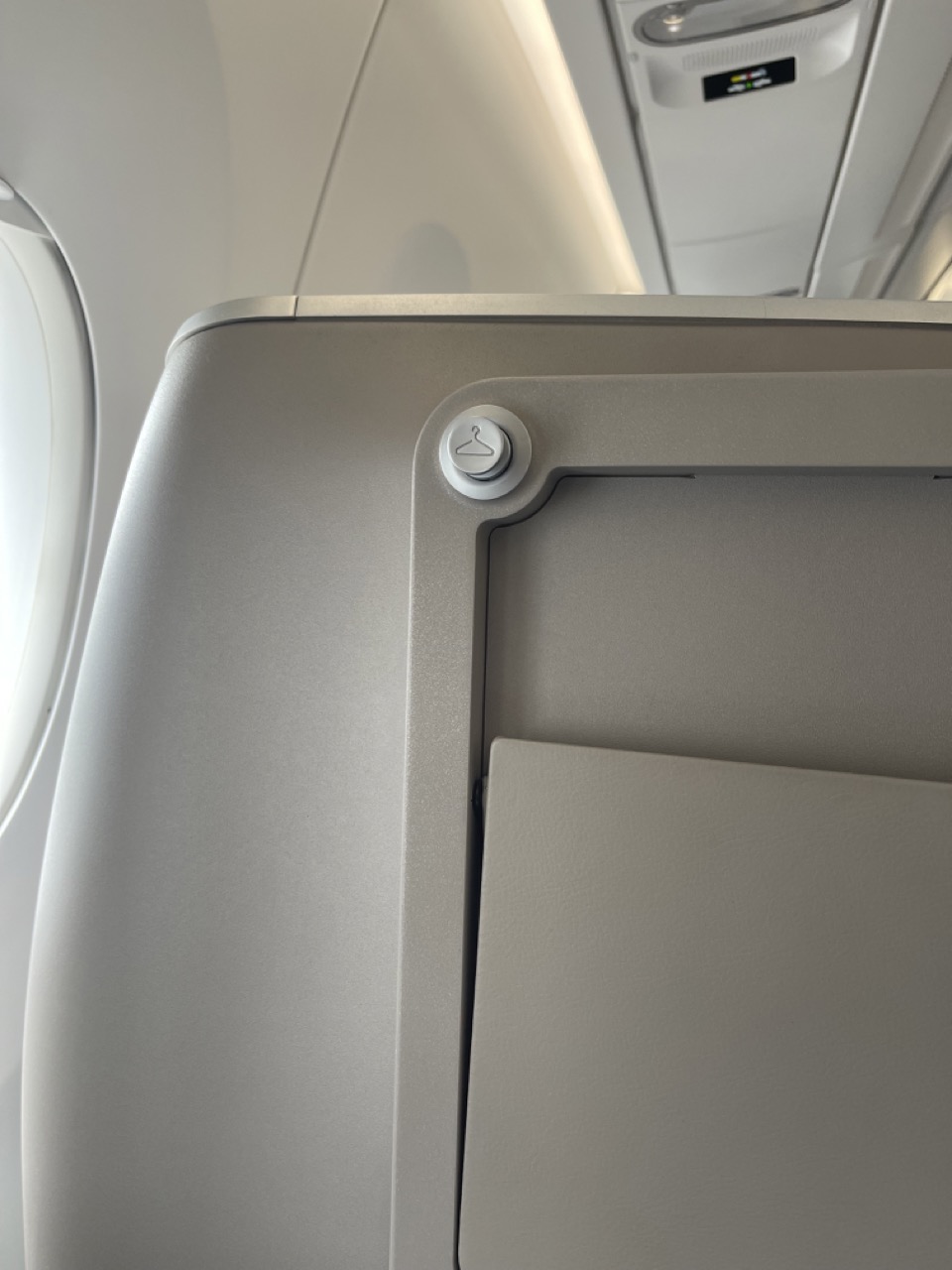 Lufthansa_business_class_airbus_coat_hanger