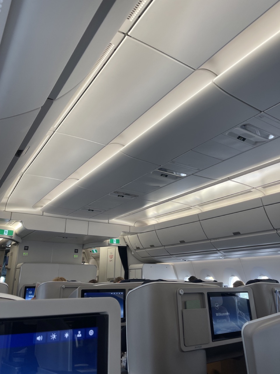 Lufthansa_business_class_airbus_cabin