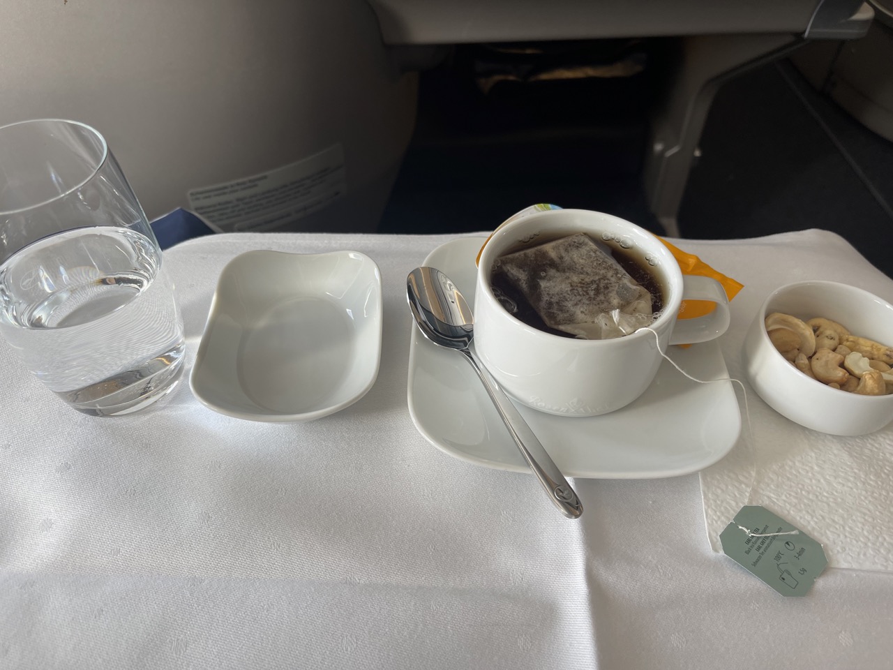 Lufthansa_business_class_airbus_tea_snack