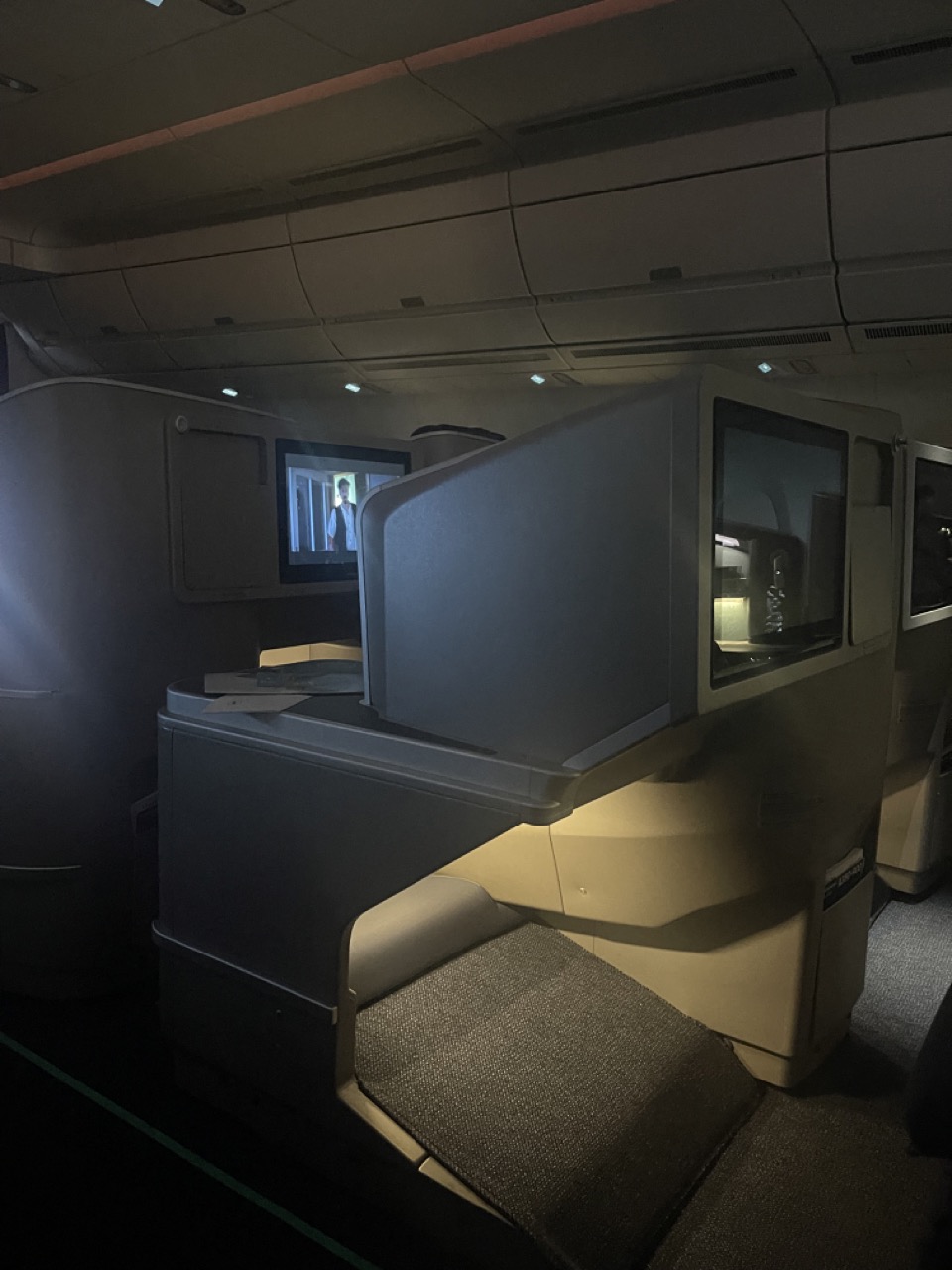 Lufthansa_business_class_airbus_dimmed_cabin