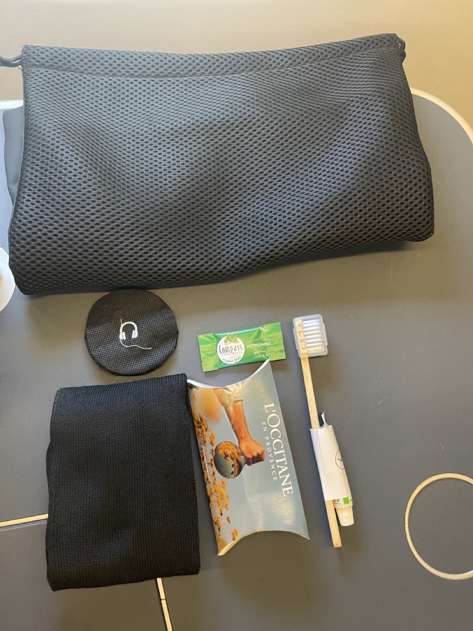Lufthansa_business_class_airbus_amenity_kit