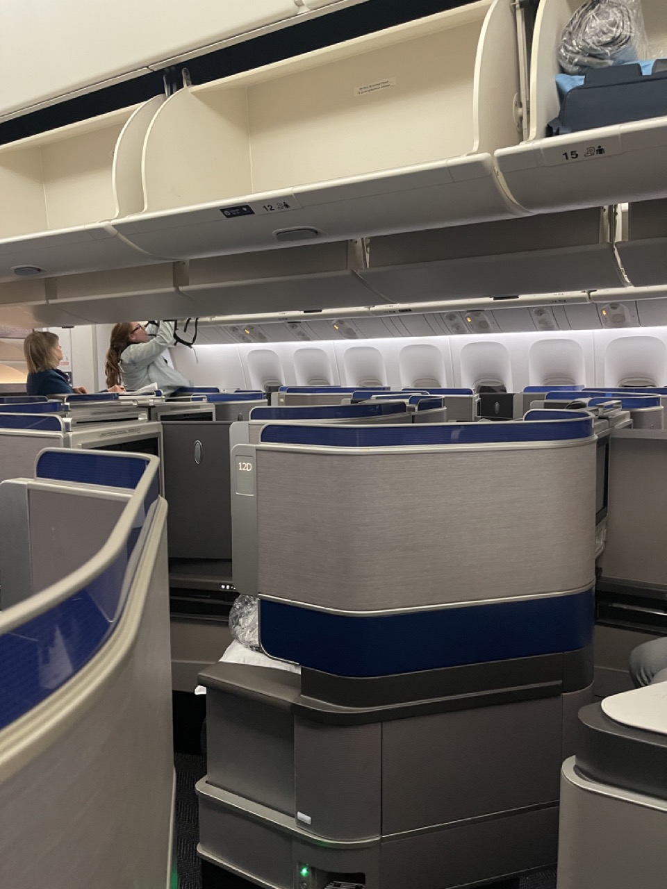 San_francisco_internation_cabin_storage