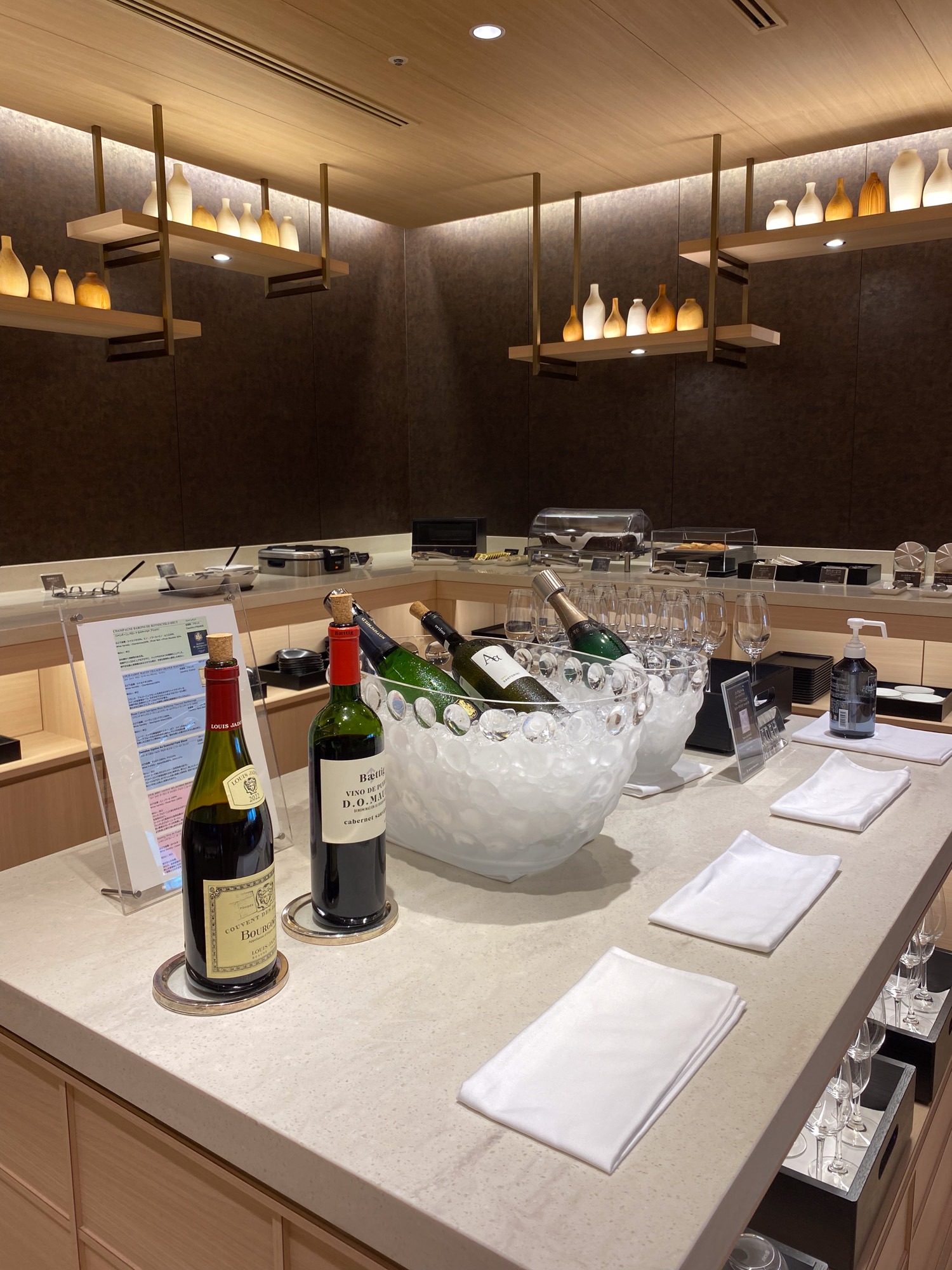 Japan Airlines First Class Lounge - Dining